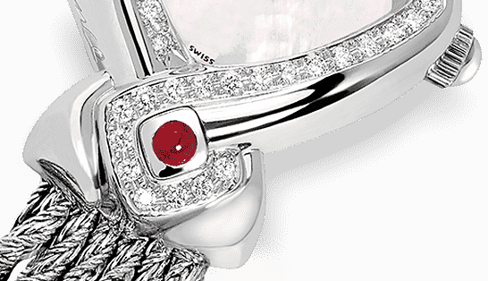 Infinity steel cascade : Montre en acier sertie avec 50 diamants, cadran nacre blanche, aiguilles nickelées, cabochon en acier avec un ruby, bracelet cascade en argent 925