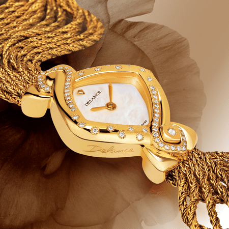 Cybèle : Montre de luxe en or sertie de 60 diamants, cadran nacre blanche, aiguilles dorées, cabochon en or avec un diamant, bracelet en brins d'or