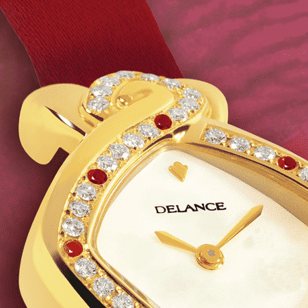 Elegante feminine Uhren für Damen: Dhana Laxmi: Golduhr mit 43 Diamanten und 7 Rubin, Zifferblatt Perlmutter weiss, vergoldete Hände, Goldcabochon mit einem Rubin, Armband Satin rot