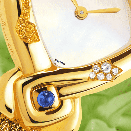 Damenuhren Eleganz für Frauen: Feng Shui Dawn: Golduhr mit 39 Edelsteine und Diamanten, Zifferblatt Perlmutter weiss, vergoldete Hände, Goldcabochon mit einem Saphir blau, Goldarmband Cascade