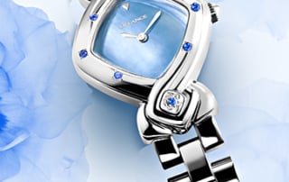 Elegante feminine Uhren für Damen: Ashta Laxmi: Stahlduhr mit 7 Saphiren, Zifferblatt Perlmutter blau, vernickelte Hände, Stahlcabochon mit Saphir, PerlmutterArmband aus Stahl.