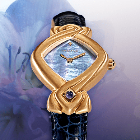 Bahiya : Montre en or rose satiné, cadran nacre bleue, aiguilles dorées, cabochon avec améthyste, bracelet en alligator bleu