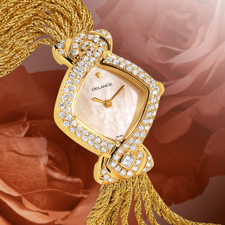 Princess : Montre en or sertie de 101 diamants, cadran nacre blanche, aiguilles dorées, cabochon en or avec un diamant, bracelet en brins d'or