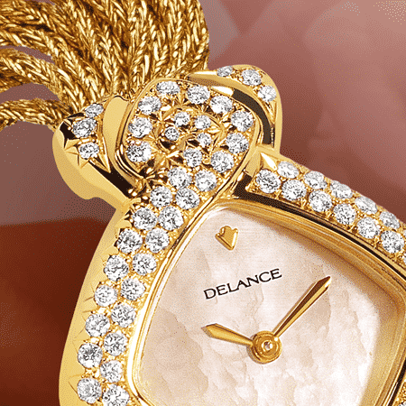 Princess : Montre en or sertie de 101 diamants, cadran nacre blanche, aiguilles dorées, cabochon en or avec un diamant, bracelet en brins d'or