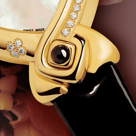 Trèfle à quatre : Montre en or sertie de 52 diamants, cadran nacre blanche avec un diamant à l'heure index, aiguilles dorées, cabochon en or avec un onyx, bracelet en vernis noir