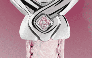 La montre DELANCE « Pink Ribbon » unit dans la solidarité les femmes du monde entier. Les 28 saphirs roses célèbrent le cycle de la lune et de la féminité. Vingt-quatre pierres lient l’est à l’ouest en passant par le nord et quatre pierres au sud soulignent la valeur des quatre directions