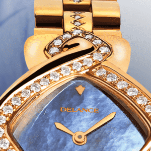 Besten Luxusuhren für die Frau: Infinity gold link: Golduhr mit 50 Diamanten, Zifferblatt Perlmutter weiss, vergoldete Hände, Goldcabochon mit einem Saphir, Goldarmband mit 24 Diamanten