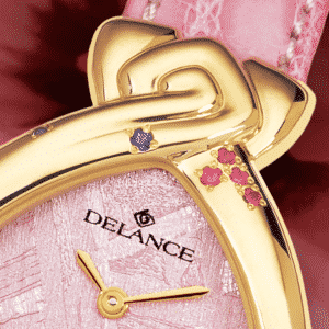 Romantische Armbanduhr für Frauen: Just for you: Golduhr mit 13 Rubinen et 4 Saphiren, Luz Zifferblatt, vergoldete Hände, Goldcabochon mit einem Rubin, Armband aus Alligator