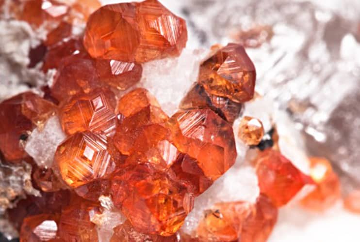 Der rote Granat bedeutet Kraft und Leidenschaft. Doch so faszinierend die Schönheit dieser Steine ist, so interessant ist auch der Charakter der ihnen zugesprochen wird.