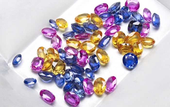 Saphir : Mit der Farbe Blau, der Lieblingsfarbe vieler Menschen, werden generell positive Gefühle wie Sympathie und Harmonie, Freundschaft und Treue assoziiert.