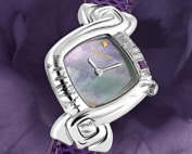 Elle la voulait toute de violet et c’est ainsi qu’elle l’a gravée et sertie d’une améthyste. Pour répondre à la pierre nous avons parée la montre d’un cadran de nacre aux reflets mauves et d’un bracelet en lézard violet. Subtile et délicate, la montre DELANCE « Violet » s’harmonise en tout temps à la personne qui la porte.