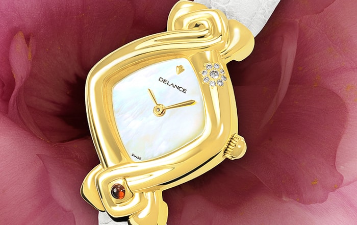 White Lotus : Montre en or sertie avec 9 diamants, cadran nacre blanche, aiguilles dorées, cabochon en or avec un rubis, bracelet en alligator blanc