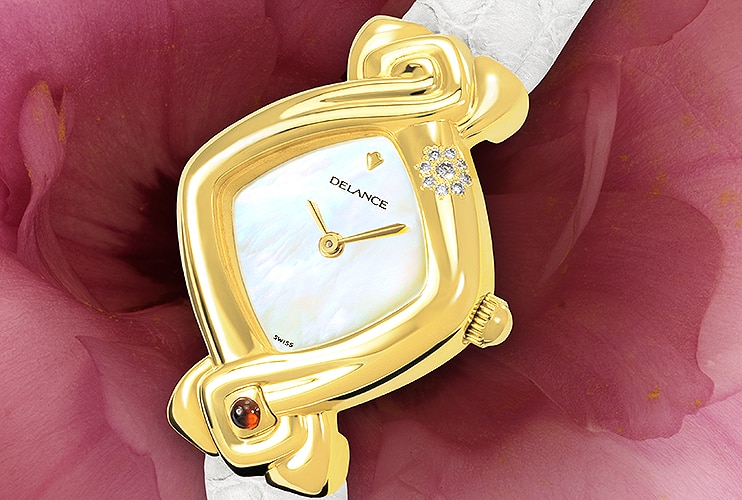 White Lotus : Montre en or sertie avec 9 diamants, cadran nacre blanche, aiguilles dorées, cabochon en or avec un rubis, bracelet en alligator blanc