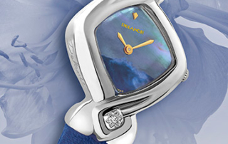Bo, une montre en acier avec un cadran de nacre bleue décorée d'une vague peinte à la main, d'un diamant à 6 heures et d'un bracelet bleu nuit. Etanche et antichoc, Swissmade